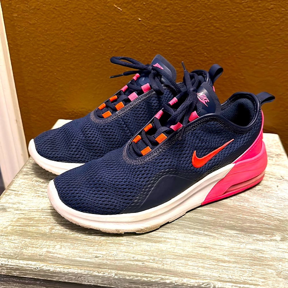 Women’s Nike tennis shoes